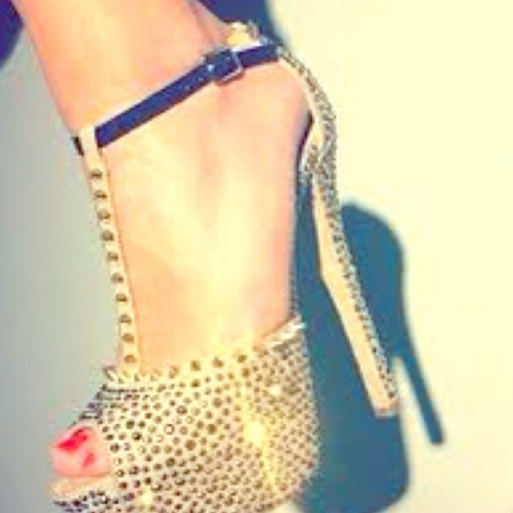 Shoes - Picture 3 of 4
